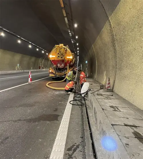 治多隧道排水渠清淤